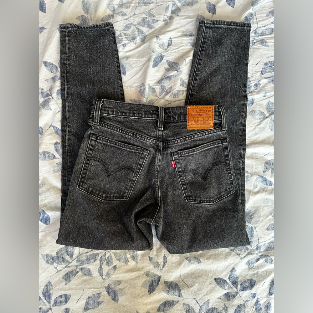 Levi’s Wedgie High-Rise Jeans – Washed Black Denim Vintage-Inspired Fit 24